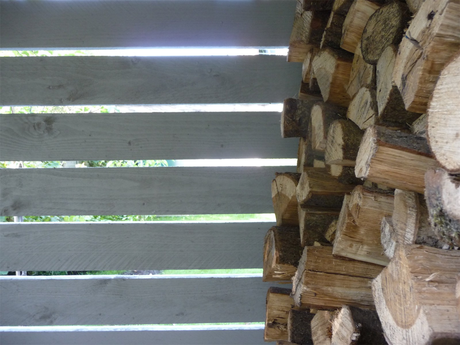 Holzlager  Raumkontrast Kleine Oase